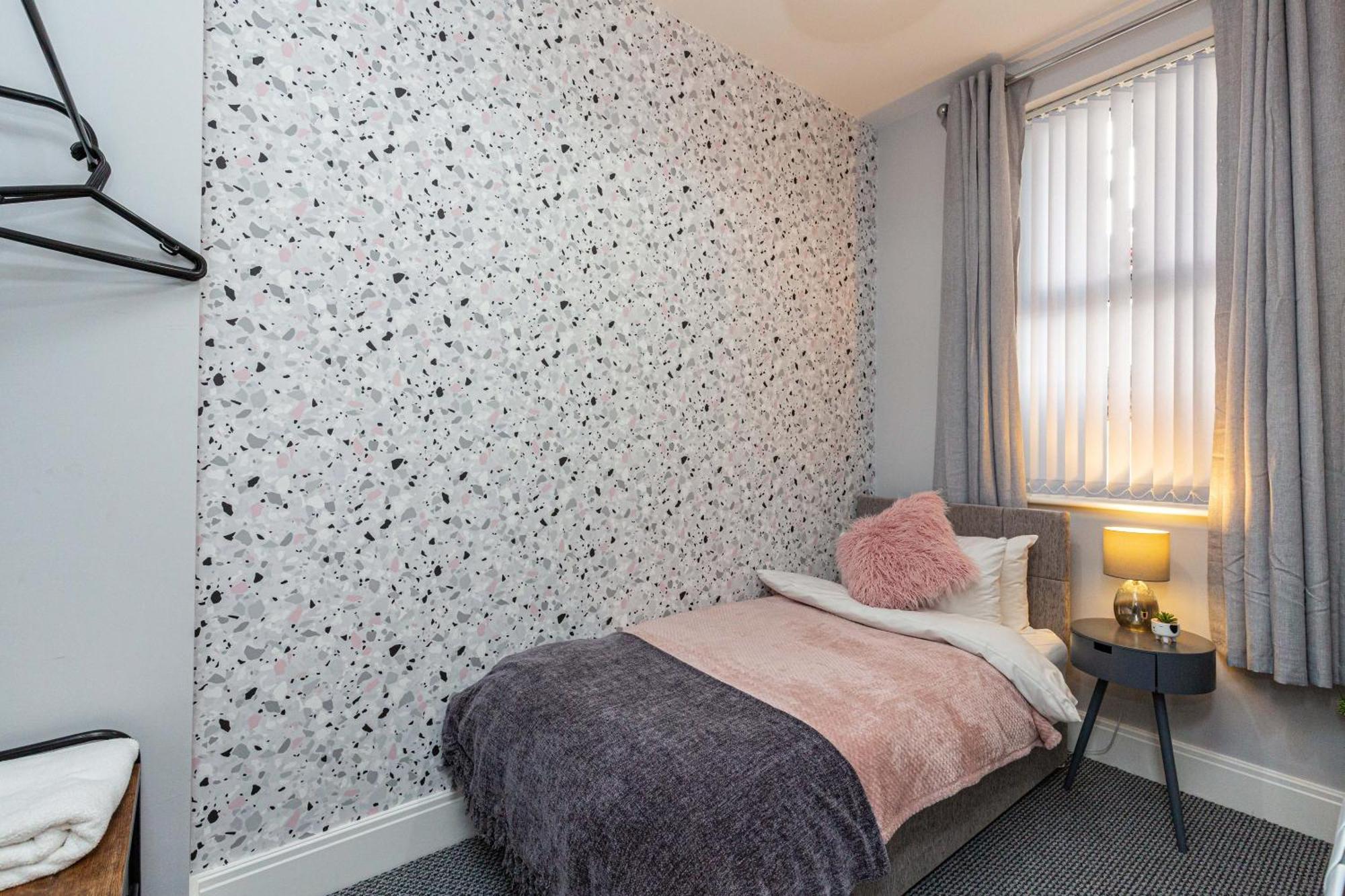 Beachfront Apartment 3 Bedrooms Sleeps 7 - Gateway To The Lake District - Newly Refurbished Morecambe Exterior photo