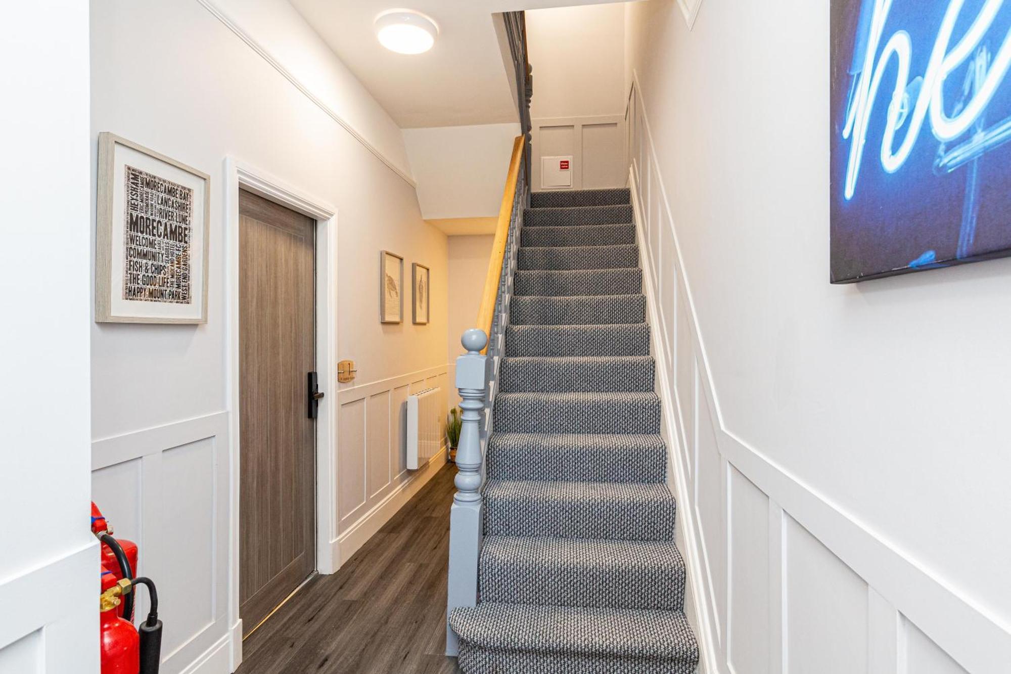 Beachfront Apartment 3 Bedrooms Sleeps 7 - Gateway To The Lake District - Newly Refurbished Morecambe Exterior photo