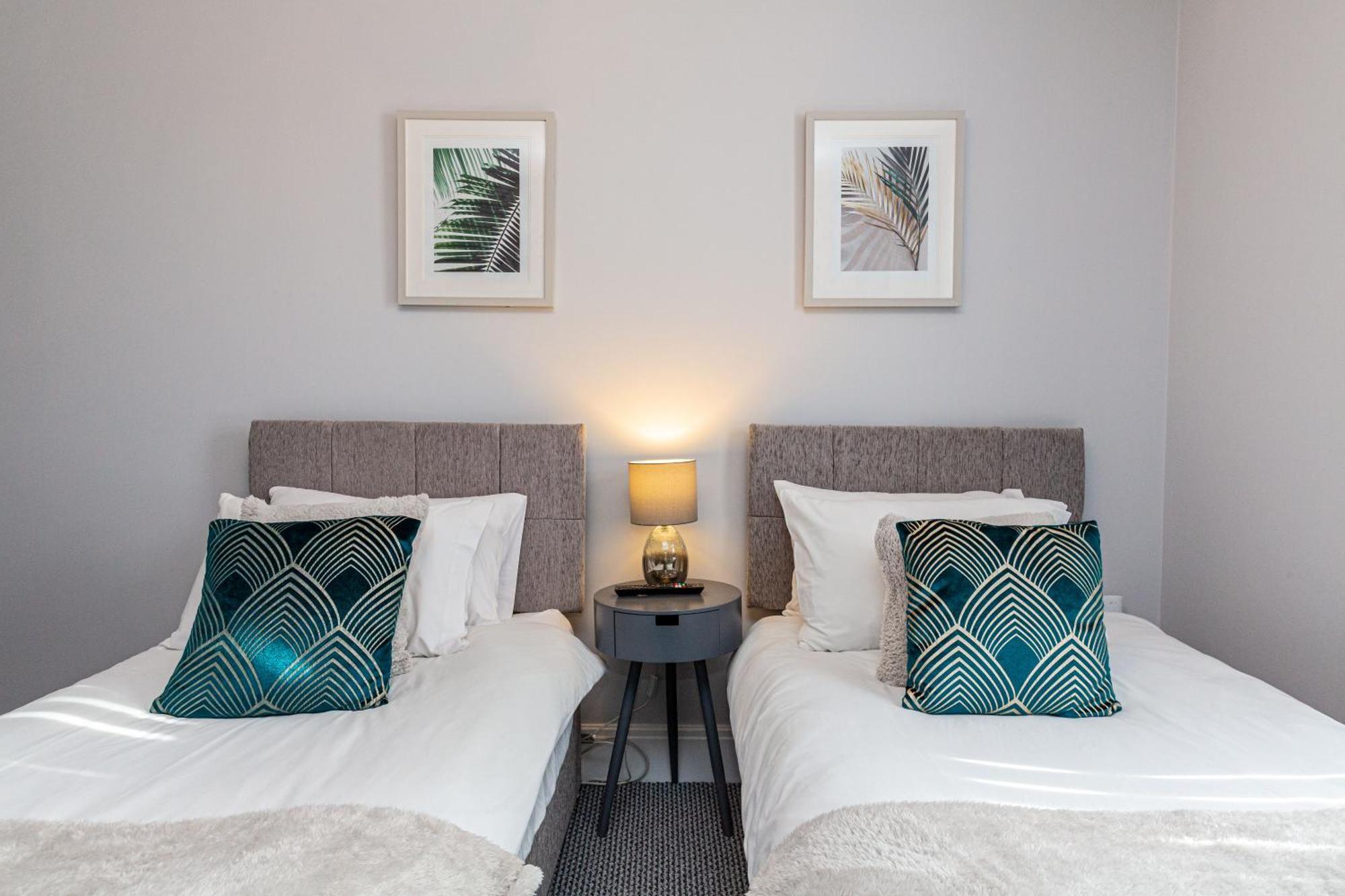 Beachfront Apartment 3 Bedrooms Sleeps 7 - Gateway To The Lake District - Newly Refurbished Morecambe Exterior photo
