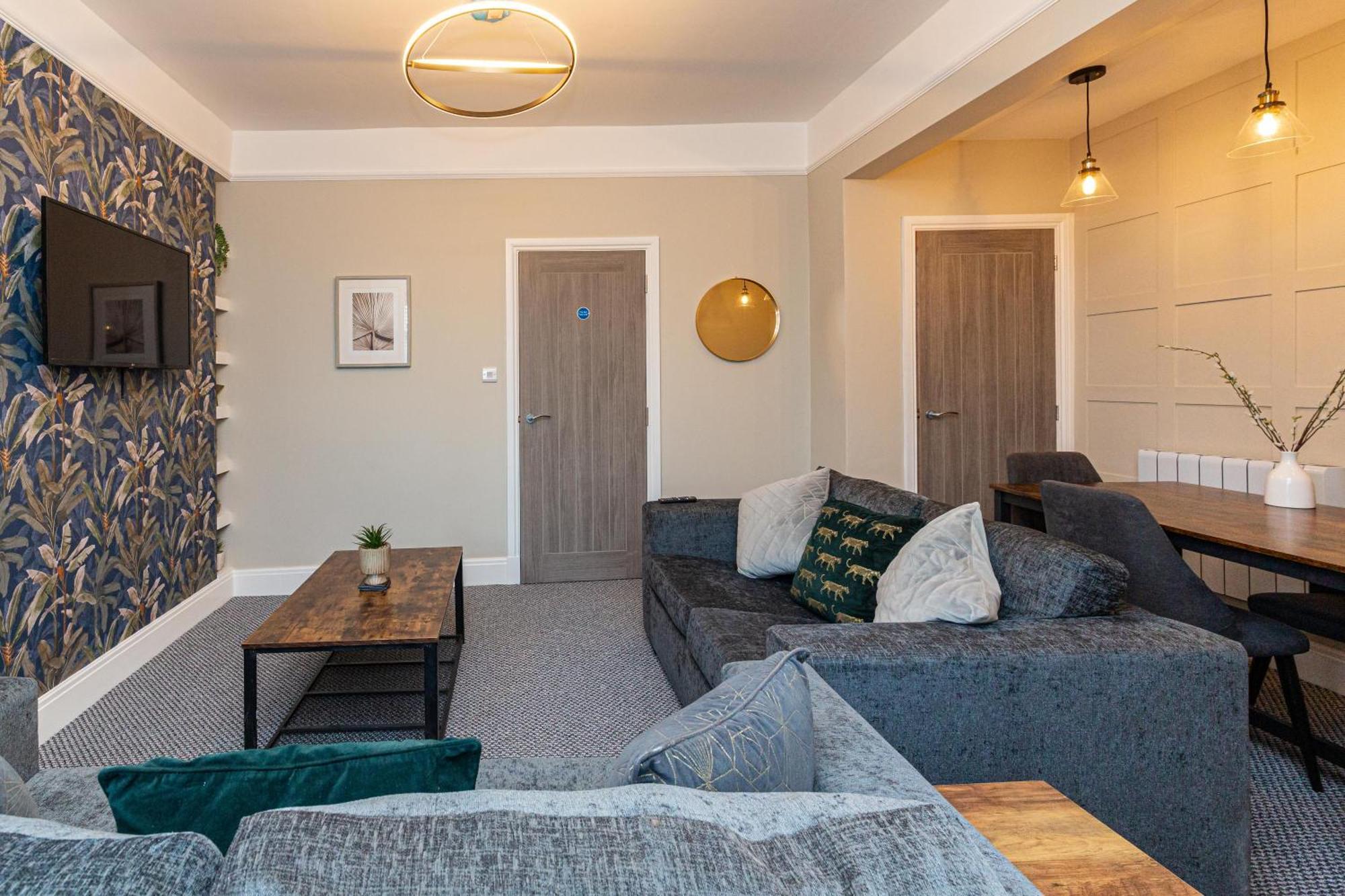 Beachfront Apartment 3 Bedrooms Sleeps 7 - Gateway To The Lake District - Newly Refurbished Morecambe Exterior photo